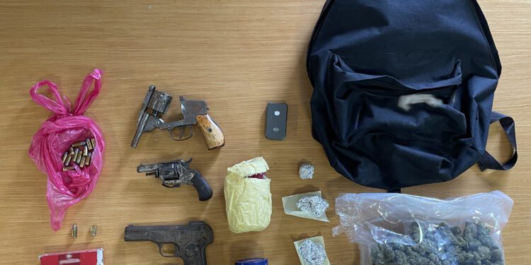 ADRANO: SCOPERTE DALLA POLIZIA ARMI, DROGA E MUNIZIONI