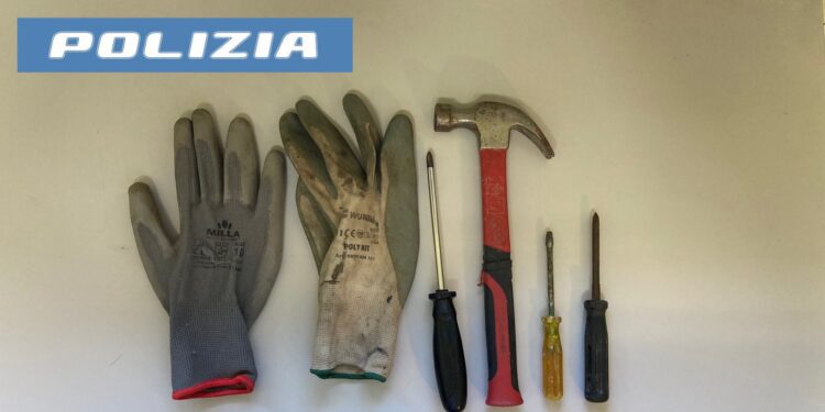 ADRANO: DUE DENUNCIATI DALLA POLIZIA IN AUTO OGGETTI ATTI AD OFFENDERE