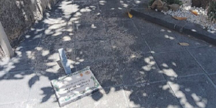 RANDAZZO: GIARDINO DEI GIUSTI, TROVATA A TERRA LA TARGA DEL “DE AMICIS”