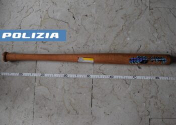 ADRANO: 27ENNE GIRA CON UNA MAZZA DA BASEBALL IN AUTO, DENUNCIATO