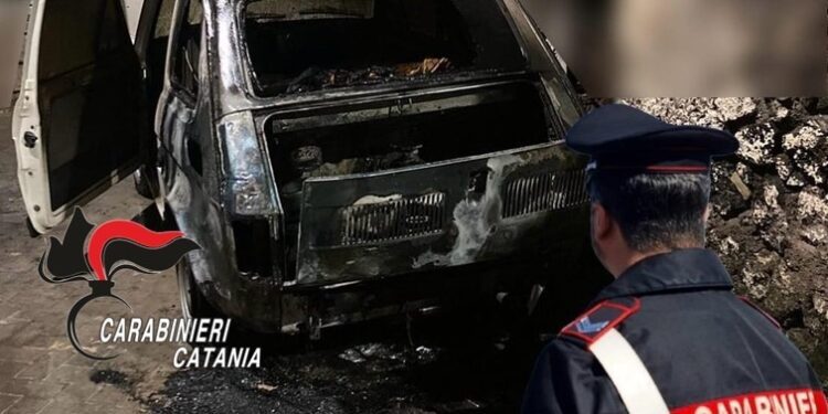 BIANCAVILLA: INCENDIA L’AUTO DEL VICINO IN SOSTA DAVANTI CASA SUA, IN ARRESTO 19ENNE