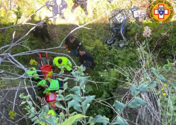LINGUAGLOSSA: MOTOCICLISTA PRECIPITA IN UN BURRONE, RECUPERATO DAL SOCCORSO ALPINO