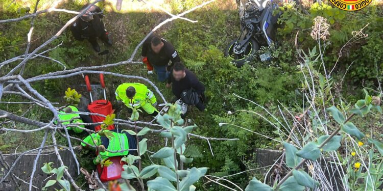 LINGUAGLOSSA: MOTOCICLISTA PRECIPITA IN UN BURRONE, RECUPERATO DAL SOCCORSO ALPINO
