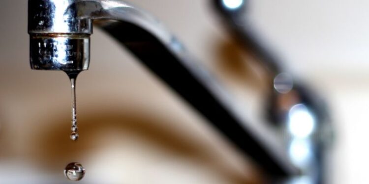 BRONTE: DA GIOVEDI ACQUA A GIORNI ALTERNI NELLA PARTE BASSA DEL PAESE, IN VIA DE LUCA ABITAZIONI A SECCO