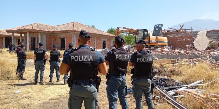 ADRANO: DEMOLITE 6 ABITAZIONI ABUSIVE
