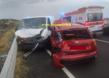 SS 284 BRONTE – ADRANO: SCONTRO TRA TRE MEZZI, CINQUE FERITI – LE FOTO