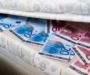 TREVISO: BADANTE BUTTA UN VECCHIO MATERASSO, DENTRO SOLDI E GIOIELLI PER 50.000 EURO