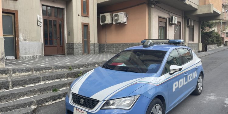 ADRANO: TENTA GESTO ESTREMO, MA DUE POLIZIOTTI LO SALVANO