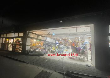 BRONTE: FURTO CON “SPACCATA” IN UN NOTO SUPERMERCATO – LE FOTO