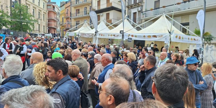 BRONTE: SUBITO UN GRANDE BAGNO DI FOLLA PER LA SAGRA DEL PISTACCHIO VERDE DOP
