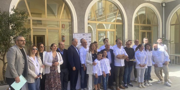 BRONTE: GIUSEPPE CATANIA VINCE IL CONCORSO DEL MIGLIOR PANETTONE AL PISTACCHIO DOP