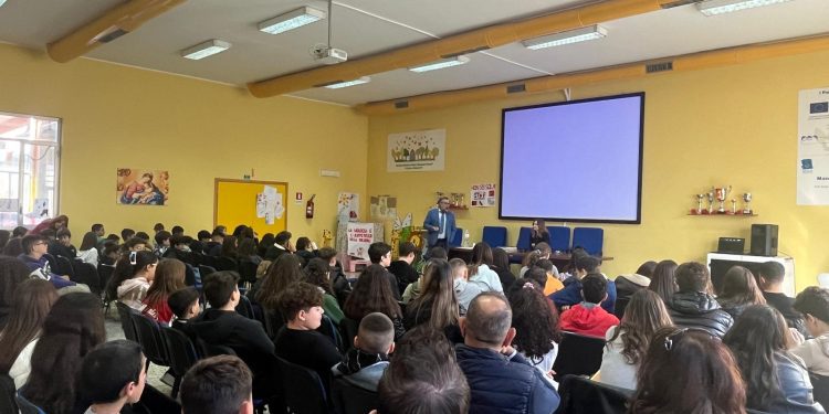 BRONTE: IL CAPO DELLA DIA DOTT. GIUSEPPE EMIDDIO DIALOGA CON I RAGAZZI DELLA MAZZINI CASTIGLIONE – LE FOTO