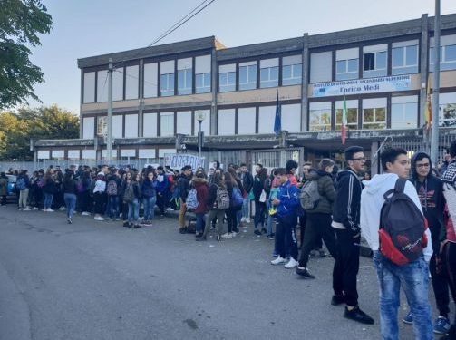 RANDAZZO: ALL’ISTITUTO “ENRICO MEDI” STUDENTI IN SCIOPERO PER LE AULE CON RISCALDAMENTO NON FUNZIONANTE