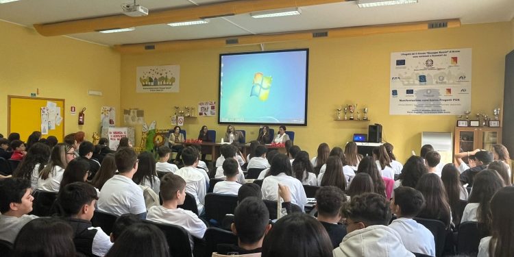 BRONTE: GLI ALUNNI DEL MAZZINI INCONTRANO IL TELEFONO ROSA E GIOVANNA ZIZZO – LE FOTO