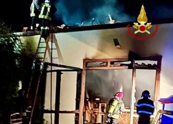 LINGUAGLOSSA: FALEGNAMERIA A FUOCO NELLA NOTTE