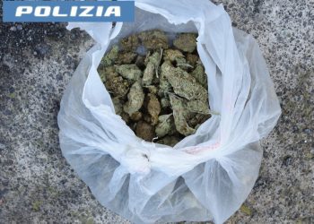 ADRANO: RINVENUTE SOSTANZE STUPEFACENTI E FUOCHI D’ARTIFICIO ILLEGALI DALLA POLIZIA