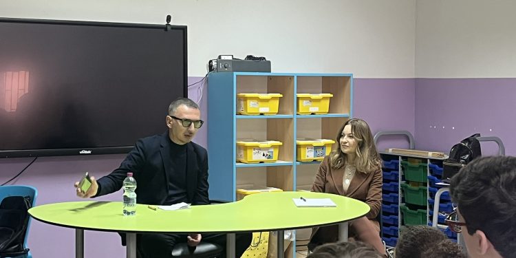 BRONTE: GIUSEPPE LA VENIA DEL TG1 ALL’I.C. MAZZINI CASTIGLIONE – LE FOTO
