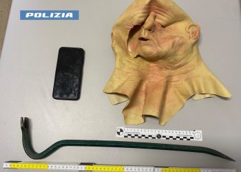 ADRANO: 5 GIOVANISSIMI DENUNCIATI, BECCATI A DEPREDARE CASE IN CENTRO