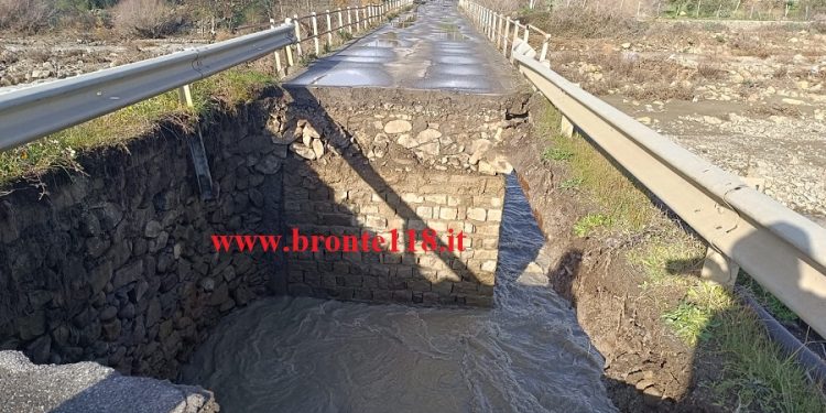 MANIACE: È CROLLATO UN TRATTO DI PONTE SUL TORRENTE MARTELLO DISAGI PER I RESIDENTI DI CONTRADA SANT’ANDREA – LE FOTO
