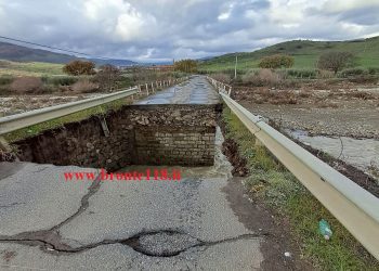 MANIACE: È CROLLATO UN TRATTO DI PONTE SUL TORRENTE MARTELLO DISAGI PER I RESIDENTI DI CONTRADA SANT’ANDREA – LE FOTO