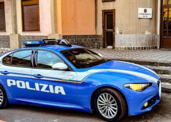 ADRANO: 19ENNE PRENDE A MORSI LA SORELLA E STRATTONA LA MADRE, DENUNCIATO DALLA POLIZIA
