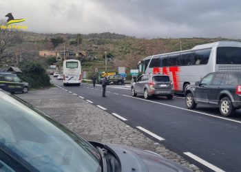 ETNA: CONTROLLI DELLA GDF, SCOPERTO LAVORO NERO, INFRAZIONI AL CDS E SOSTANZE STUPEFACENTI