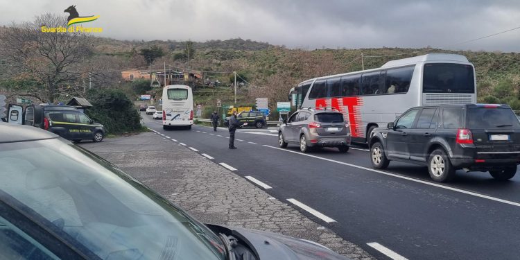 ETNA: CONTROLLI DELLA GDF, SCOPERTO LAVORO NERO, INFRAZIONI AL CDS E SOSTANZE STUPEFACENTI