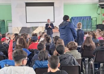 ADRANO: LA POLIZIA INCONTRA GLI STUDENTI DEL “BASCETTA” PER PARLARE DI BULLISMO E CYBERBULLISMO