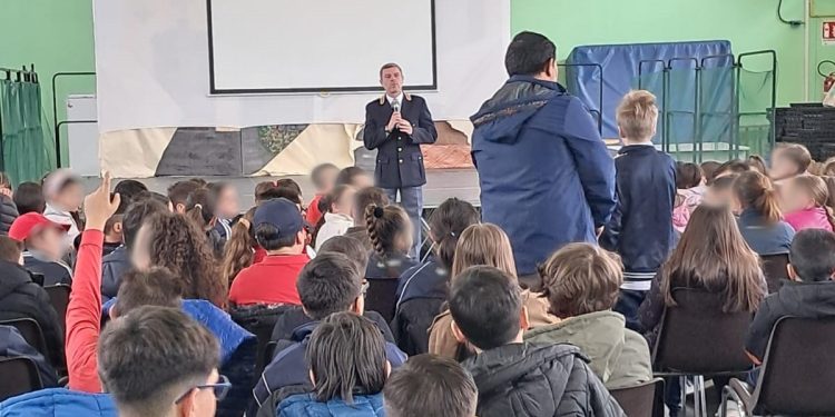 ADRANO: LA POLIZIA INCONTRA GLI STUDENTI DEL “BASCETTA” PER PARLARE DI BULLISMO E CYBERBULLISMO