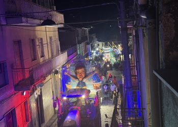 MALETTO: GRANDE FESTA E LA SFILATA DI GRUPPI E CARRI PER LA PRIMA SERA DI CARNEVALE – IL VIDEO