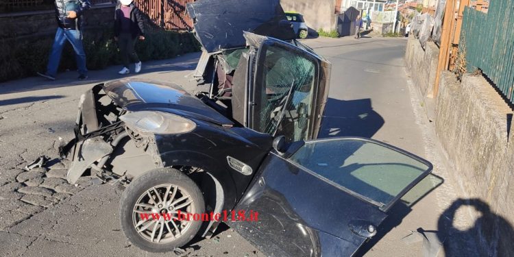 BRONTE: MINICAR URTA IN VIA PALERMO E SI SPEZZA, ILLESO IL CONDUCENTE – LE FOTO