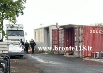 SS 284: OPERAIO DI BELPASSO MUORE MENTRE SCARICA UN CAMION