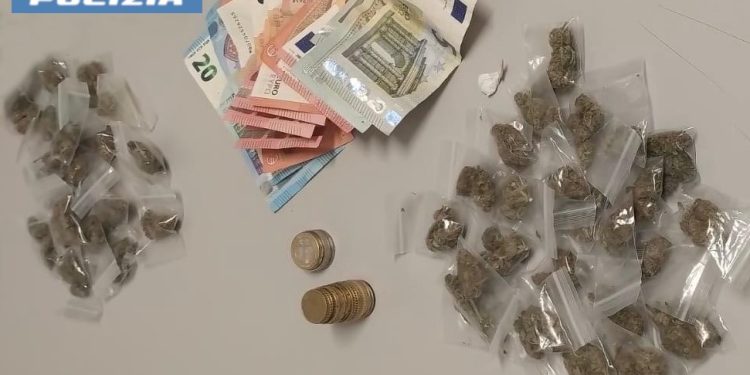 ADRANO: TROVATI CON COLTELLO E DOSI DI MARIJUANA, DUE GIOVANI FERMATI ALLA VILLA DALLA POLIZIA