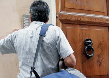 RANDAZZO: NON TROVA NESSUNO A CASA FIRMA LA RACCOMANDATA PORTALETTERE CONDANNATO