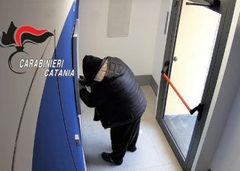 PIEDIMONTE ETNEO: TENTA DI SCASSINARE BANCOMAT, RICONOSCIUTO E DENUNCIATO