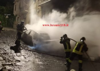 BRONTE: NOTTE DI FUOCO, AUTO IN FIAMME E TENTATO FURTO IN UN LOCALE -LE FOTO