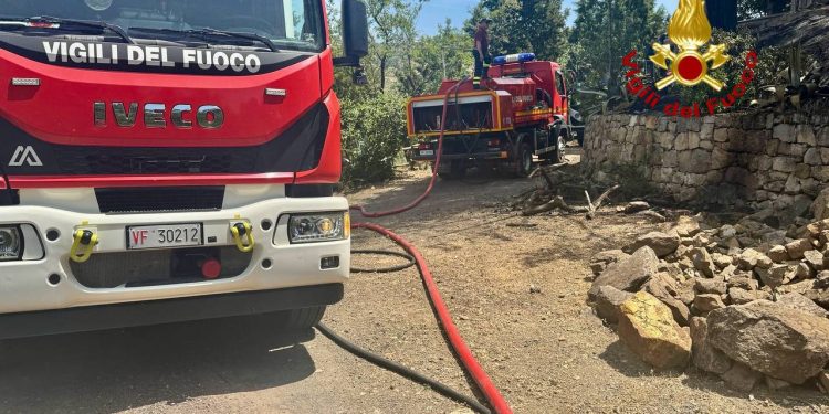 BRONTE: INCENDIO IN UNA VILLETTA, INTERVENGONO VVF E PROTEZIONE CIVILE