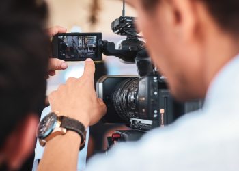 ADRANO: 6 PREGIUDICATI IN TRASFERTA PER IL VIDEOCLIP DI UN CANTANTE NEO MELODICO “BECCATI” DALLA POLIZIA